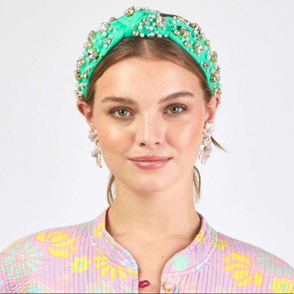 LELE SADOUGHI X STONEY CLOVER AVOCADO PEARL & CRYSTAL HEARTS KNOTTED HEA…